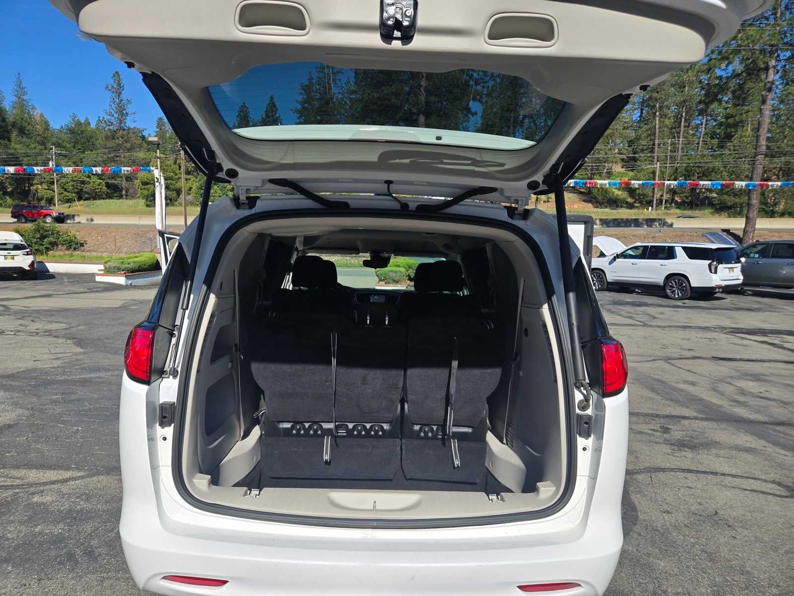 2023 Chrysler Voyager LX